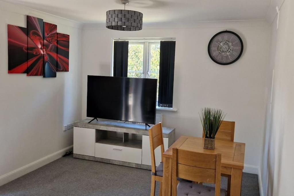 Greenhithe Cosy Apartment, Netflix And Sport Channels מראה חיצוני תמונה
